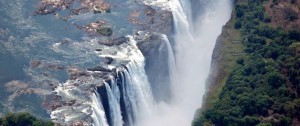 Vista aérea de las impresionantes cataratas Victoria que cruza la frontera de Zambia y Zimbabwe.