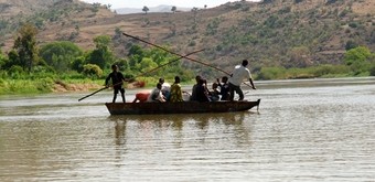 barcaza-con-ninos--viajes-a-etiopia